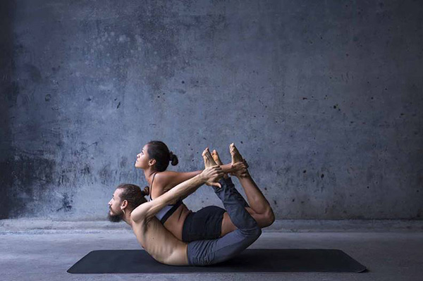 6 posturas de yoga ideales para hombres - INTI